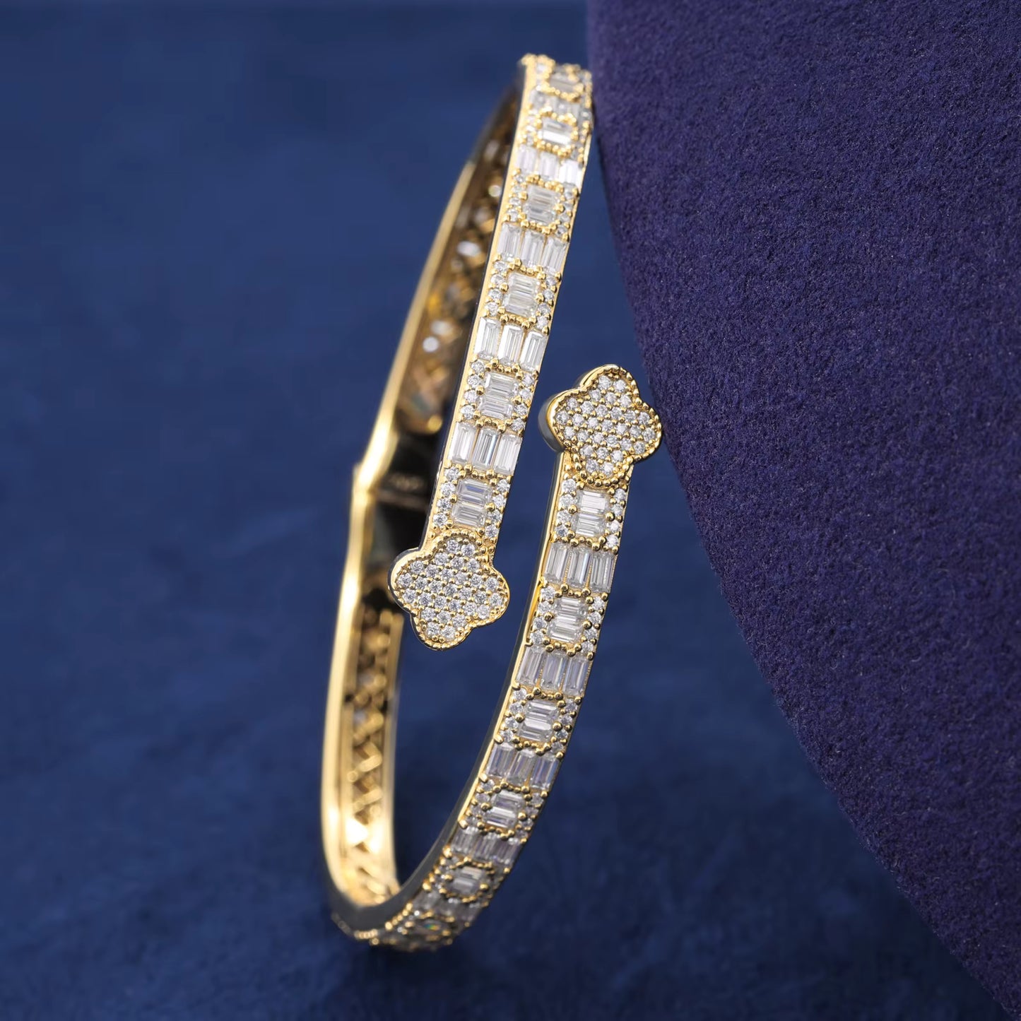 VVS Moissanite & 925 Sterling Silver - Bangle Clover Bracelet
