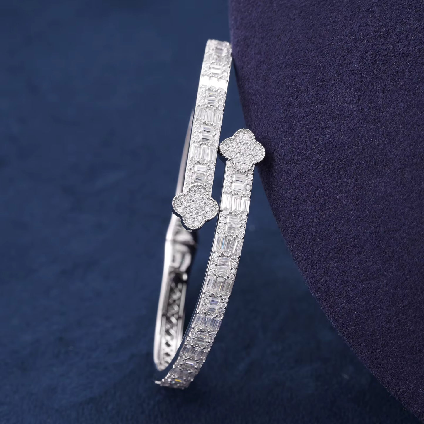 VVS Moissanite & 925 Sterling Silver - Bangle Clover Bracelet